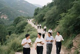 西柏坡行走的思政课培训